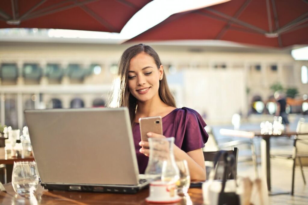 Businesswoman scrolling her phone in a cafe.