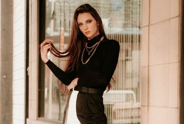 Girls, What D’yu Think? Are These Y2K Clothing Trends Fashion-Worthy?