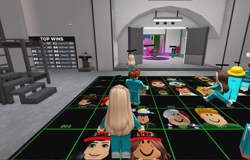 Roblox players playing Squid Game. 
